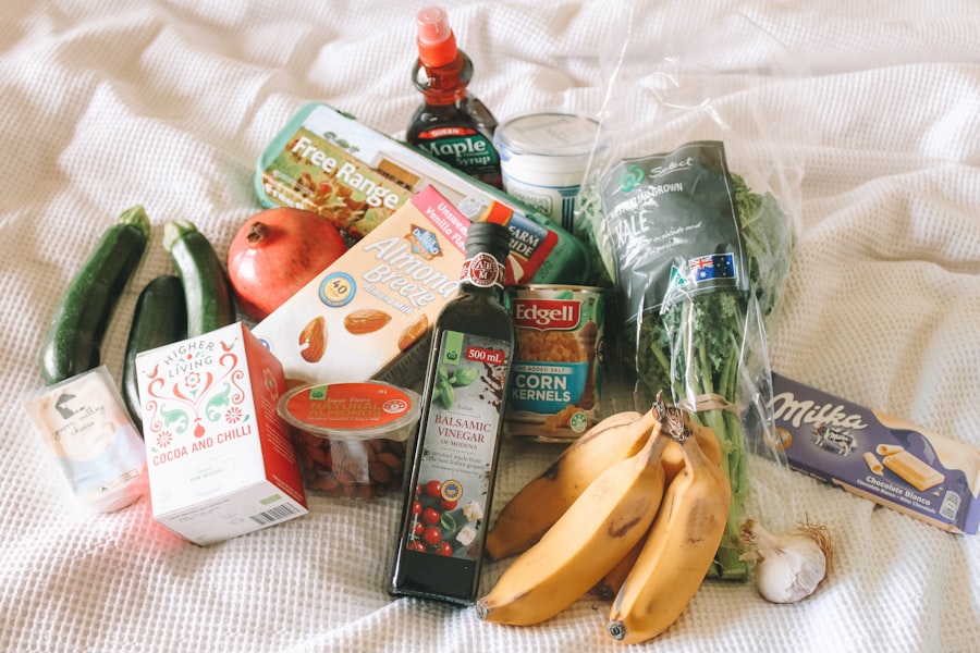 Produtos frescos organizados no setor de hortifruti
