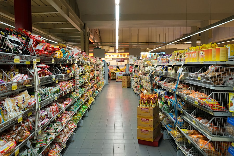 Prateleiras abastecidas com diferentes categorias de produtos
